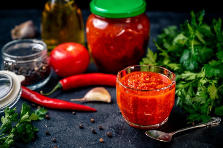 Adzhika picante en olla de cocción lenta para el invierno