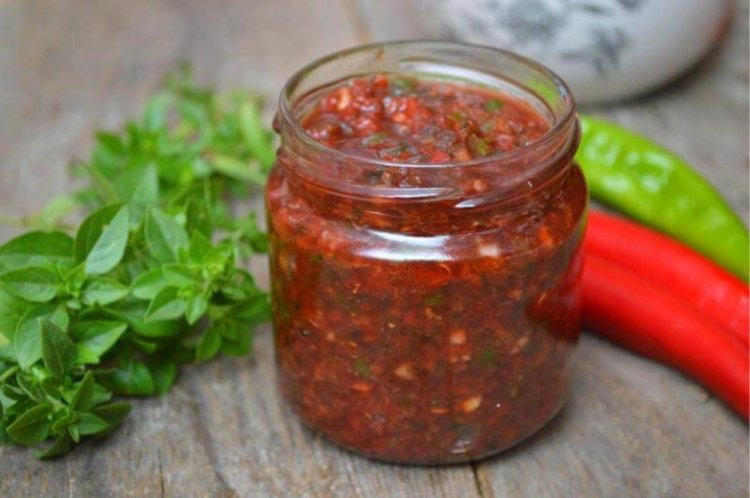 Adzhika picante al horno para el invierno