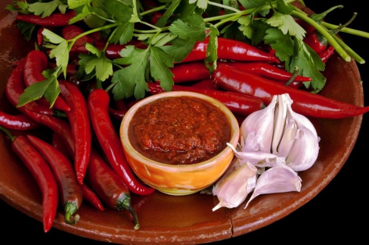 Adzhika georgiana picante para el invierno