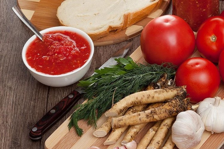 Adzhika picante con rábano picante para el invierno