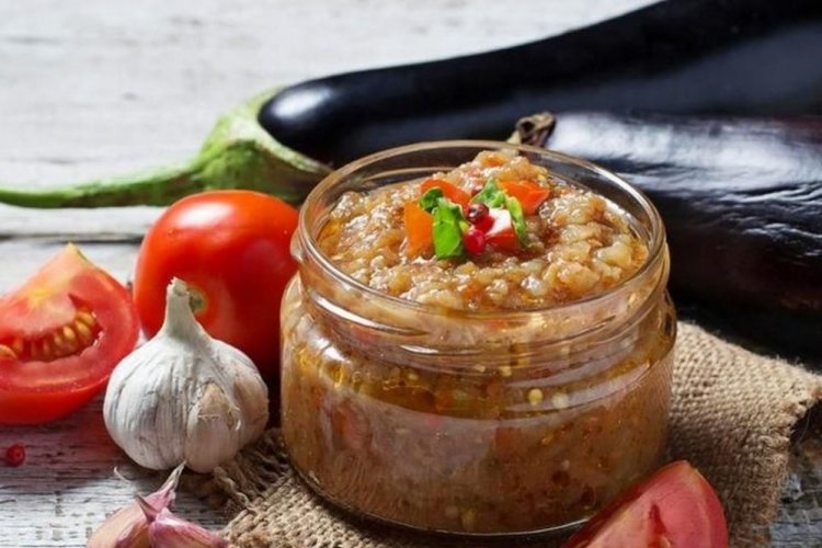 Adzhika picante con berenjenas para el invierno