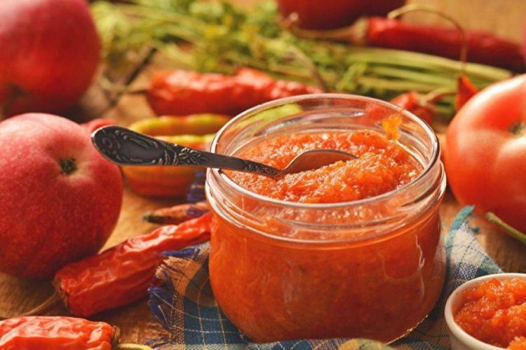 Adzhika picante con manzanas para el invierno