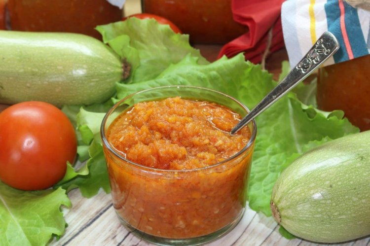 Adzhika picante de calabacín para el invierno