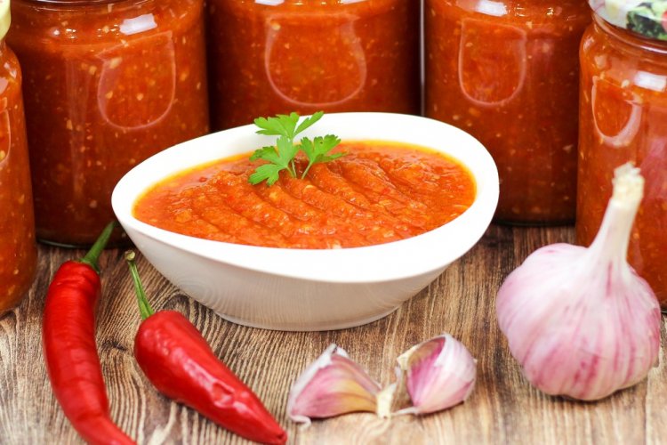 Adzhika picante con cebolla y zanahoria para el invierno