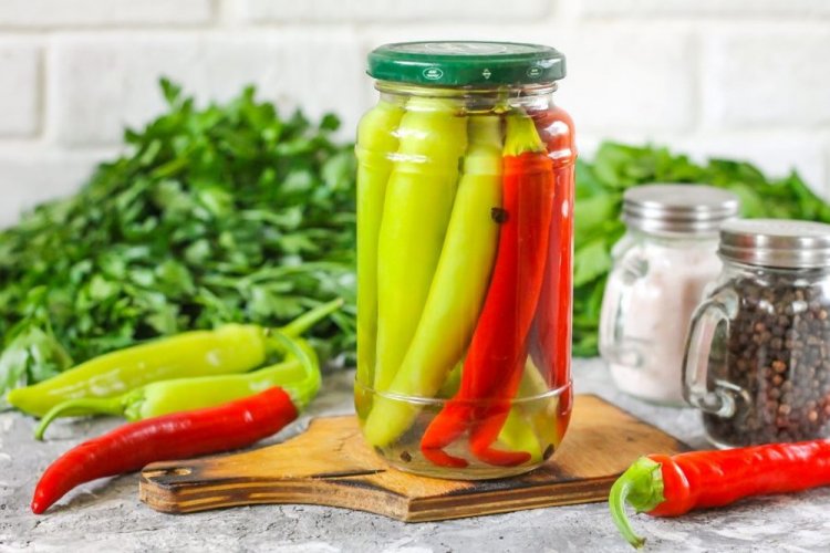 Eingelegte scharfe Paprika mit Essig