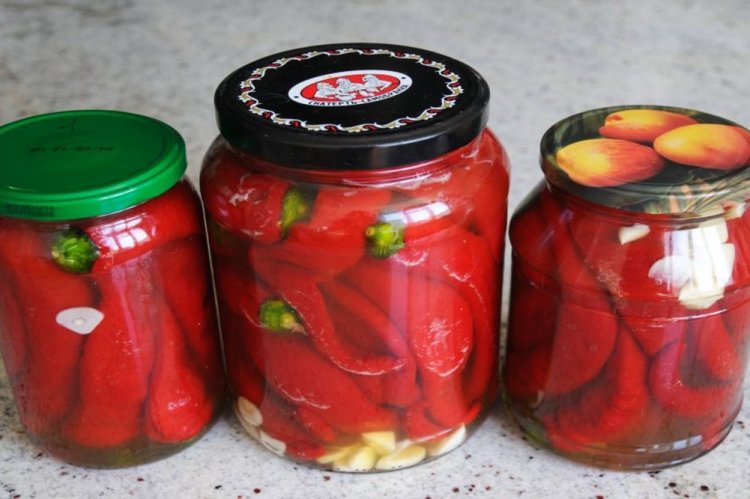 Eingelegte scharfe Paprika mit Knoblauch für den Winter