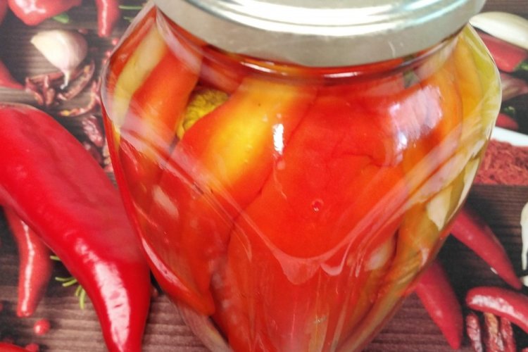 Eingelegte scharfe Paprika mit Honig