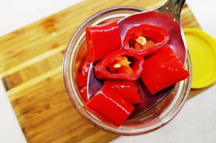 Eingelegte scharfe Paprika in Ringen für den Winter