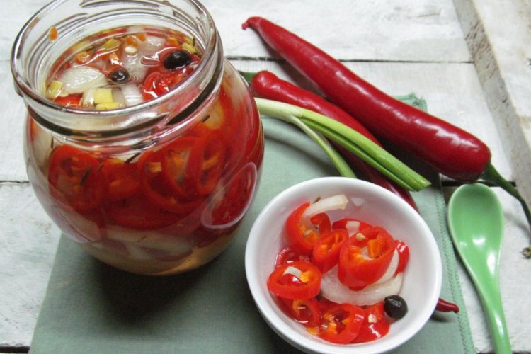 Eingelegte scharfe Paprika mit Zwiebeln für den Winter
