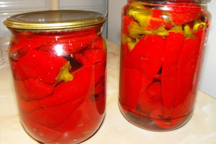 Scharfe Paprika in süß-saurer Marinade
