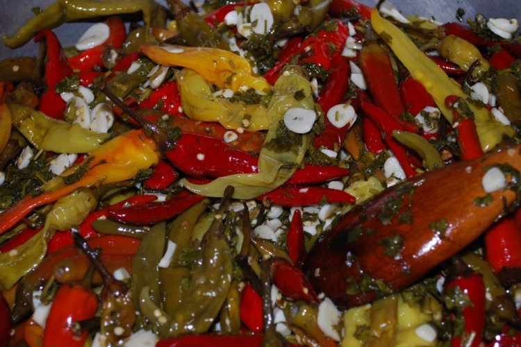 Eingelegte scharfe Paprika nach georgischer Art