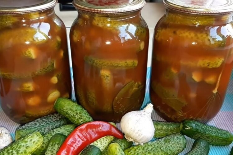 Pepinos con vinagre y ajo en salsa de chile
