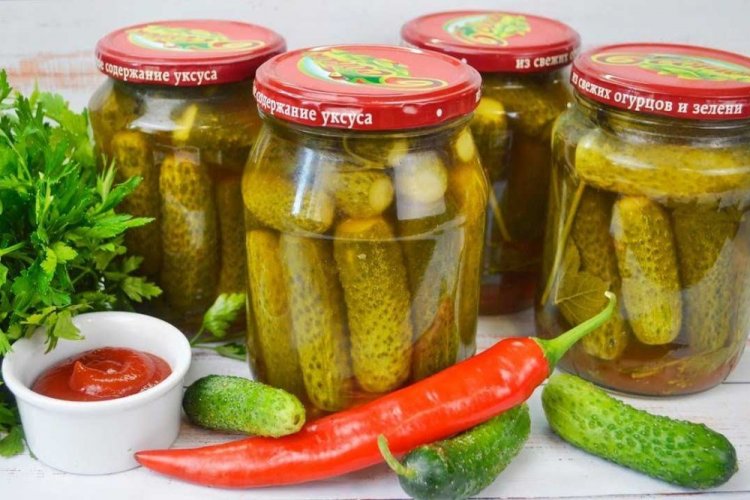 Pepinos en salsa de chile con esterilización