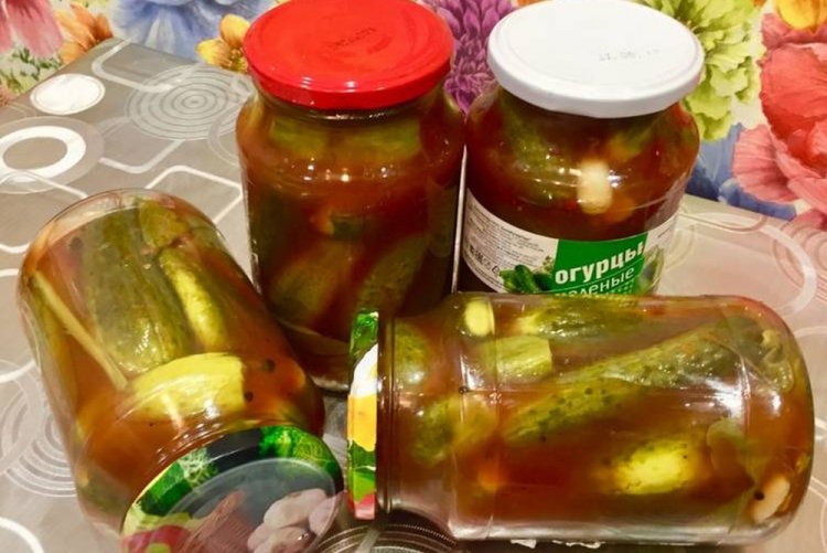 Pepinos con hierbas en salsa de chile