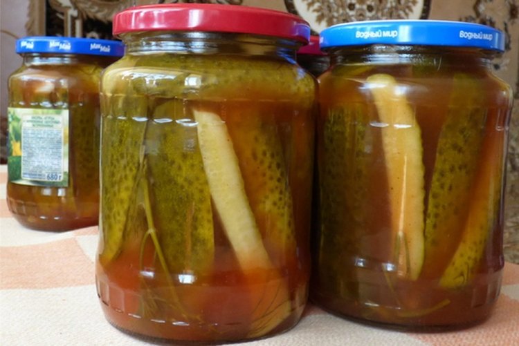 Pepinos en bastones en salsa de chile