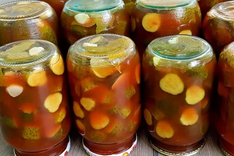 Pepinos en rodajas en salsa de chile