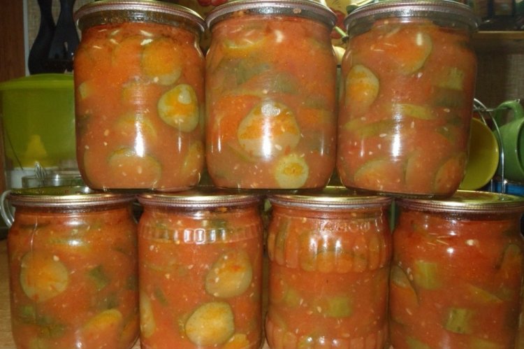 Pepinos en salsa de chile casera de tomate