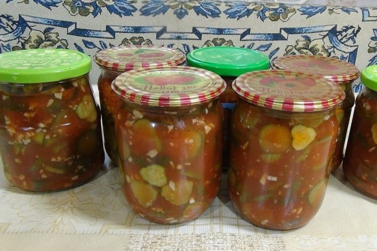 Pepinos con cebolla en salsa de chile