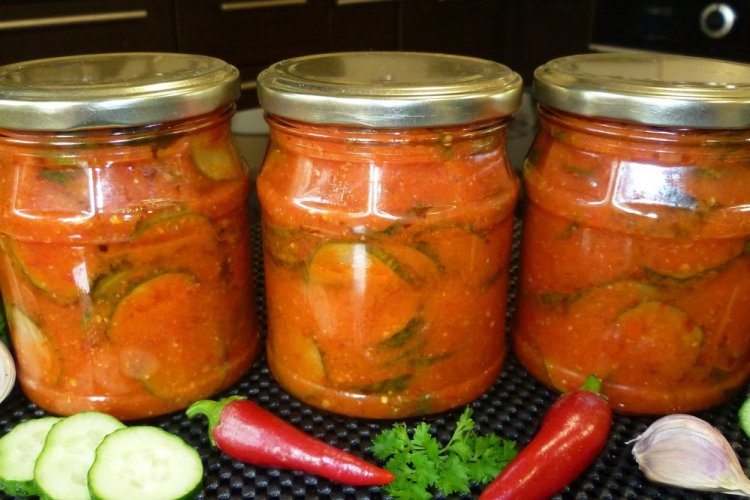 Pepinos en salsa de chile de pimientos y tomates