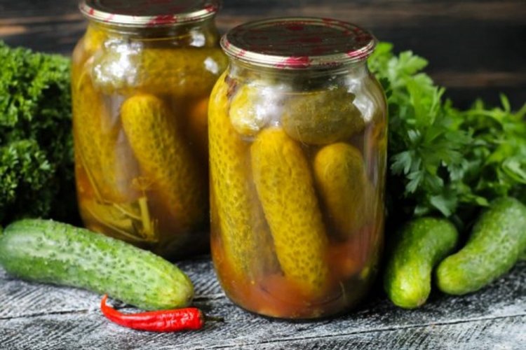 Pepinos con mostaza en salsa de chile