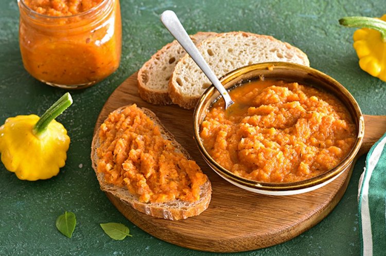 Caviar de calabacín para el invierno pasado por la picadora de carne