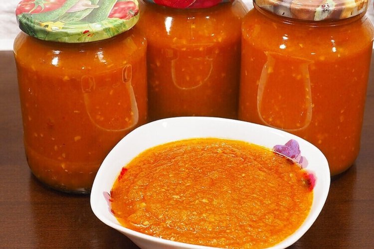 Caviar de calabacín con jugo de tomate