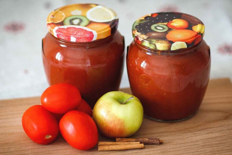 Ketchup aus Tomaten mit Äpfeln und Zimt