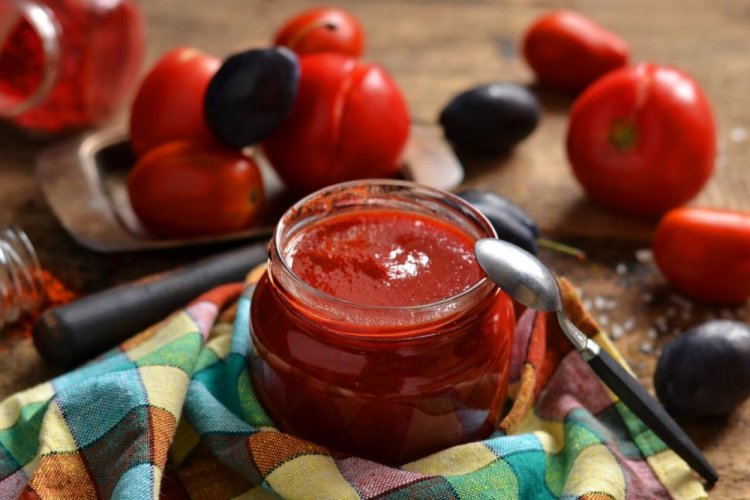 Ketchup aus Tomaten und Pflaumen für den Winter