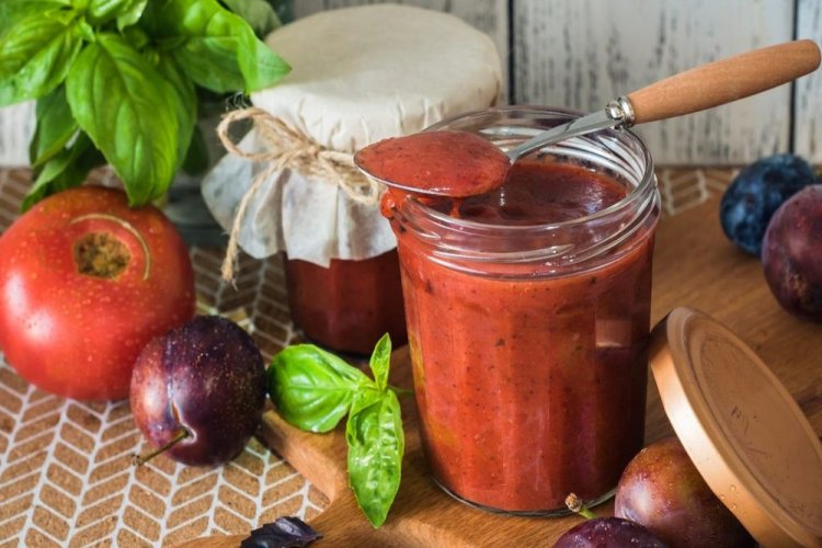Ketchup aus Pflaumen, Tomaten und Basilikum