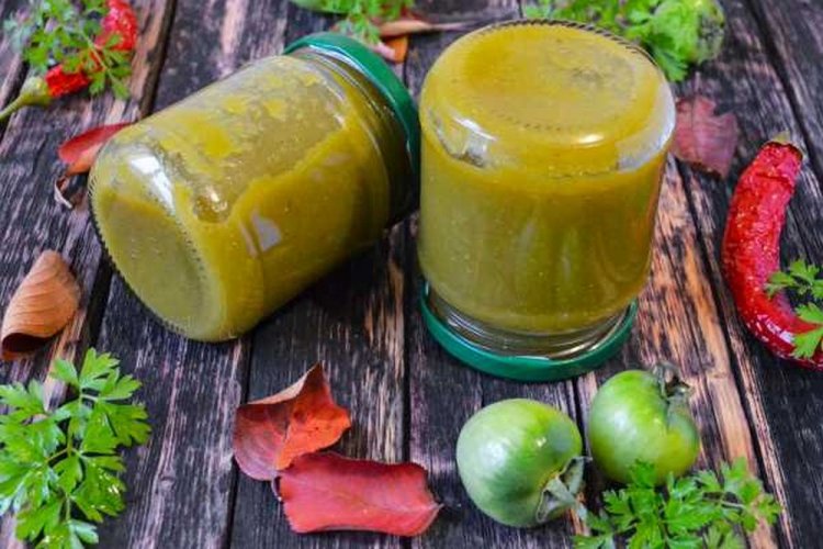 Scharfer Ketchup aus grünen Tomaten mit Äpfeln und Chili