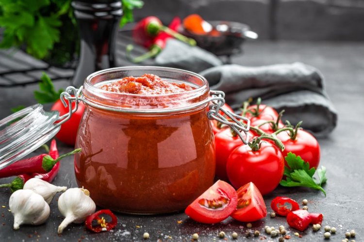 Ketchup aus Tomaten mit scharfen Chilis ohne Zucker
