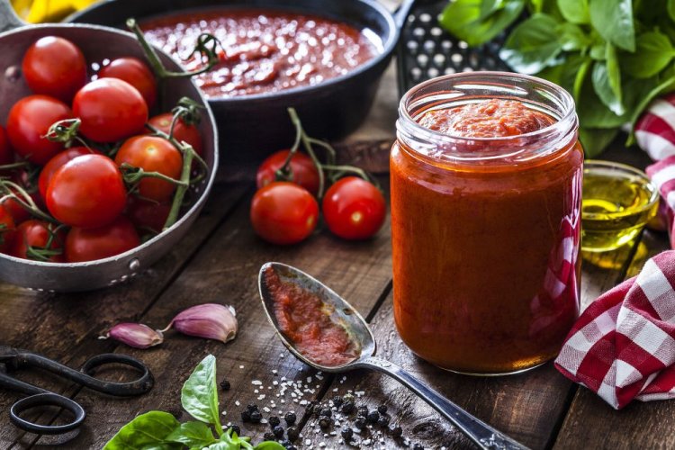 Ketchup aus Zucchini und Tomaten für den Winter