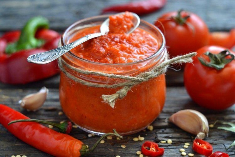 Ketchup aus Tomaten, Paprika und scharfen Chilis