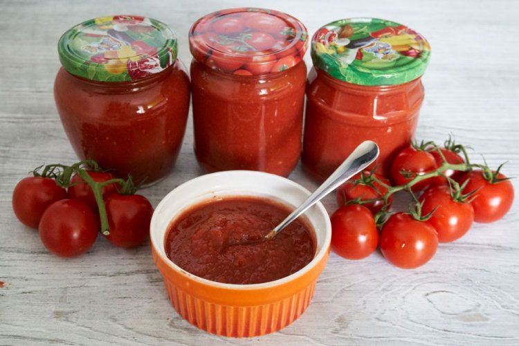 Tomatenketchup durch den Fleischwolf mit Zitronensäure