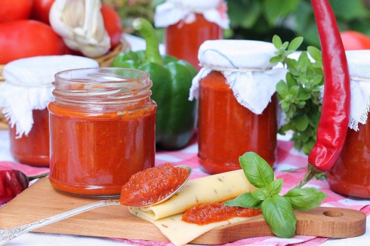 Ketchup aus Tomaten und scharfen Chilis ohne Essig