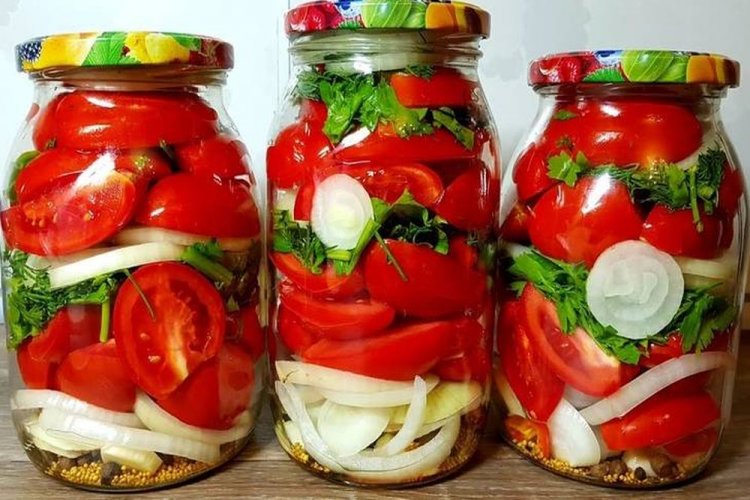 Tomatenhälften mit Zwiebeln und Kräutern in Schichten