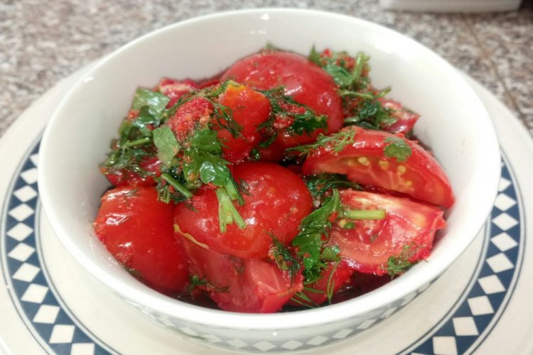 Tomaten in Spalten mit Kräutern für den Winter
