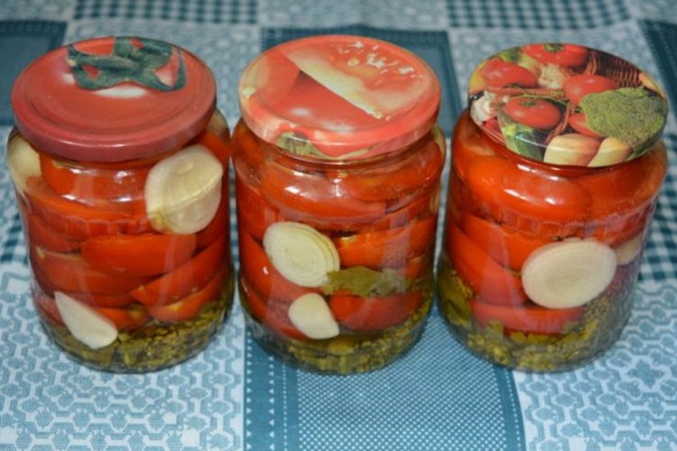 Tomatenhälften mit Zwiebeln und Meerrettichwurzel