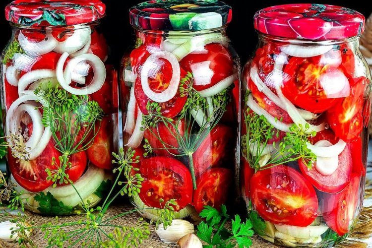 Tomaten in Spalten mit Zwiebeln ohne Zucker