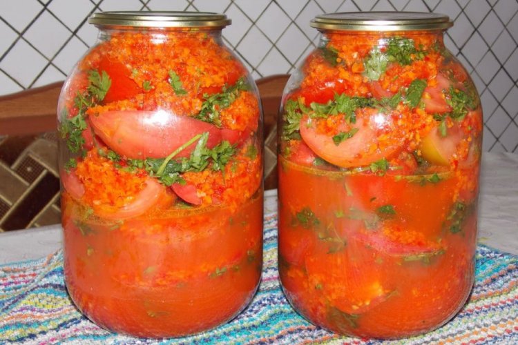 Tomaten in Spalten in scharfer Adschika für den Winter