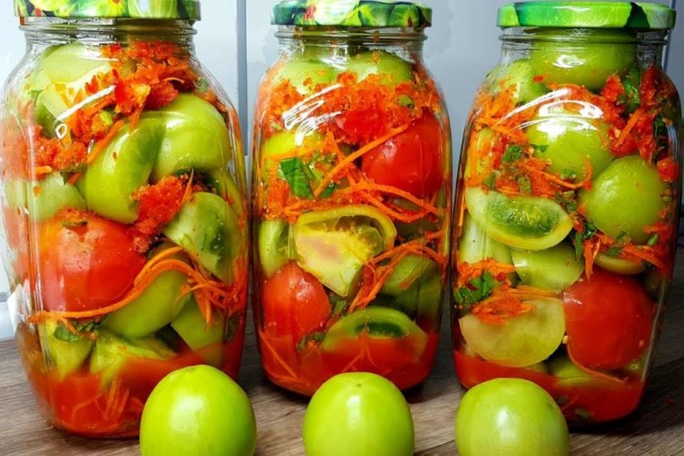 Tomaten in Spalten mit Karotten in Tomatensauce