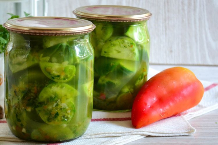 Grüne Tomaten in Spalten mit scharfer Chilischote und Senf