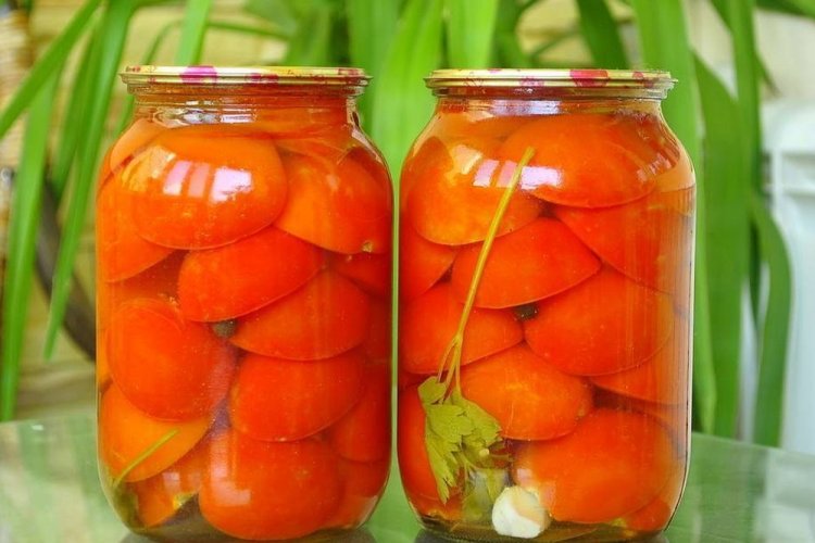 Tomaten in Spalten mit Petersilie und Knoblauch für den Winter