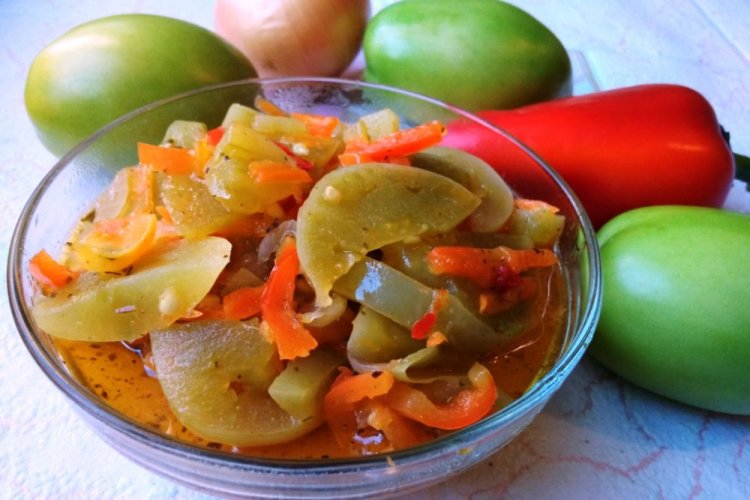 Grüne Tomaten in Spalten mit Karotten, Paprika und Zwiebeln