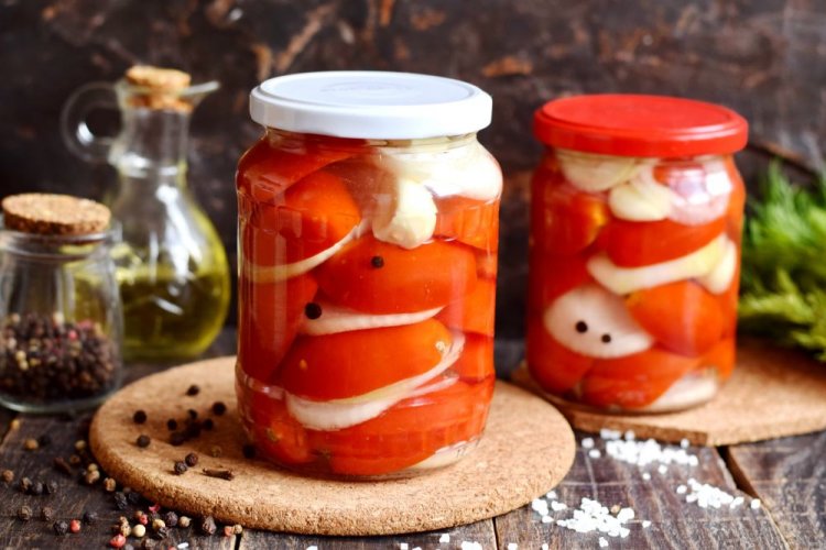 Tomaten in Spalten mit Zwiebeln, Knoblauch und Öl
