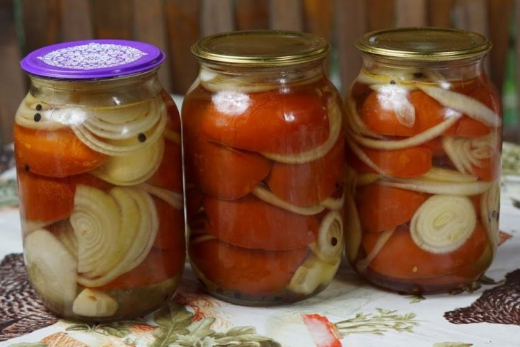 Geschnittene Tomaten mit Zwiebeln für den Winter