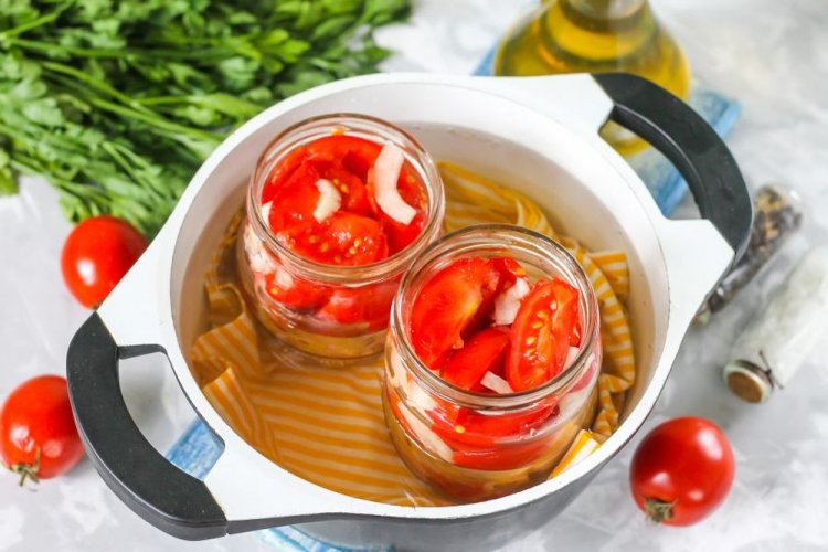 Geschnittene Tomaten mit Zwiebeln ohne Essig
