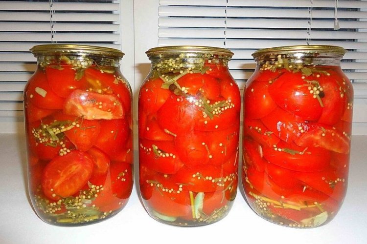 Pikante Tomaten in Spalten mit Kräutern und Senf