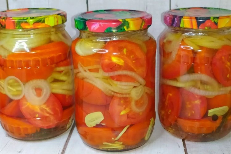 Süße Tomaten in Spalten mit Zwiebeln und Knoblauch