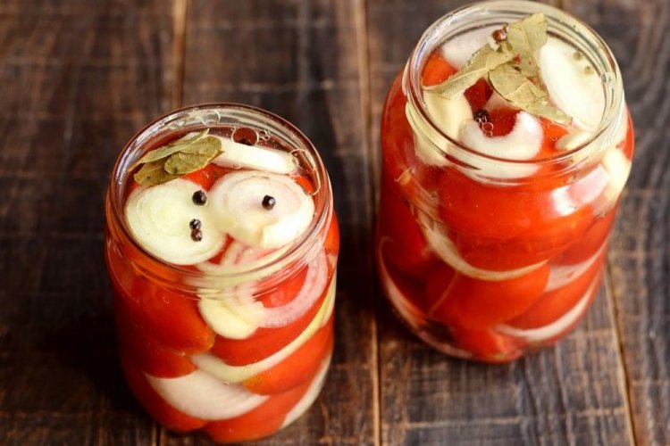 Tomaten in Spalten mit Zwiebeln und Zitronensaft für den Winter